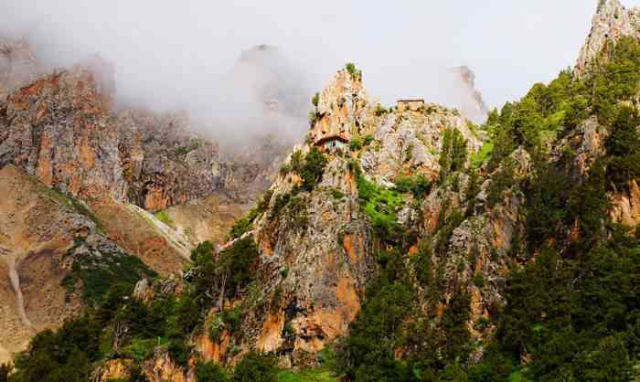 青海玉树十大旅游景点：格萨尔三十大将军灵塔和达那寺